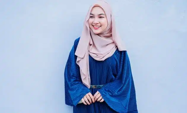 Warna Jilbab Yang Cocok Untuk Baju Warna Biru Elektrik