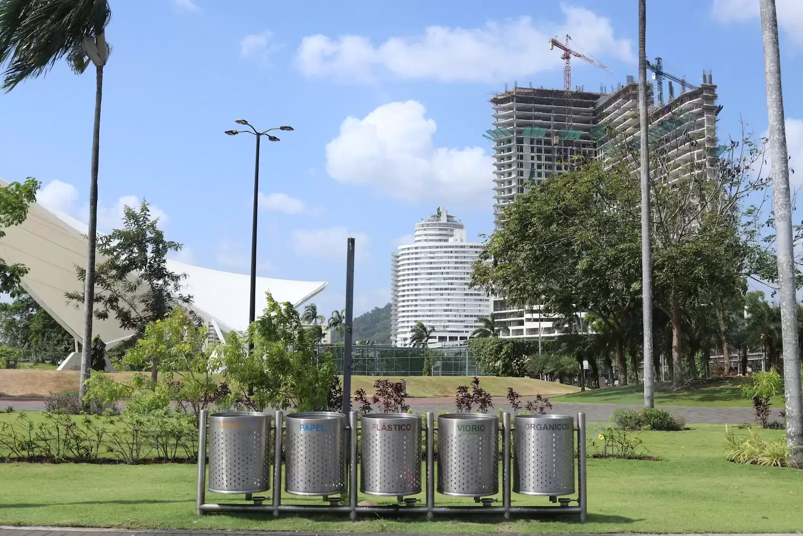 prinsip 5R - stainless steel trash bins on green grass field during daytime